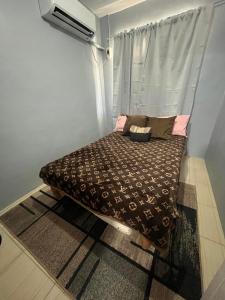 - un petit lit dans une chambre avec fenêtre dans l'établissement Butuan Cozy Riverhouse Transient, à Butuan