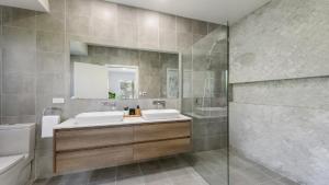 a bathroom with two sinks and a shower at Hunter Valley Wildflower in Pokolbin