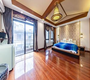 een slaapkamer met een bed en een groot raam bij Annie Dianchi Lake Villas in Kunming