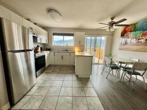 A cozinha ou kitchenette de Lumby Home away from Home - 3br