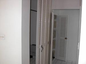 尼格瑞尔Studio Apt on 7 Mile Beach at Negril Beach Club的带门的白色壁橱和壁橱