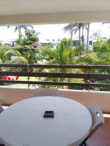 Studio Apt on 7 Mile Beach at Negril Beach Club的阳台或露台