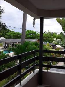 尼格瑞尔Studio Apt on 7 Mile Beach at Negril Beach Club的享有泳池景色的房屋阳台