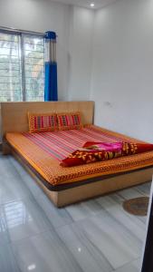 狄哈的住宿－Anjali Guest House，一张大床,位于带西德西德西德西德的房间里