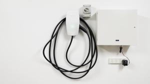 ポーコルビンにあるSerendipityの壁からワイヤーがぶら下がっている白い物体