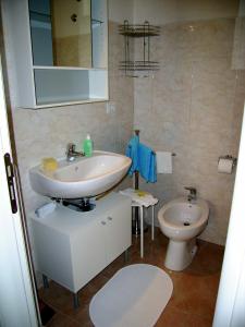 A bathroom at A un Passo dai Sassi