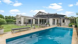 una casa con piscina y sombrilla en Belleview Hunter, en Pokolbin 7 fotos más