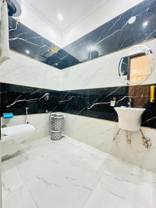 łazienka z umywalką i toaletą w obiekcie Hotel EMBASSY 250 Meter From Golden Temple w mieście Amritsar