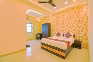 a bedroom with a bed in a room at GOLDEN LEAF PREMIUM HOTEL in Hinjewadi