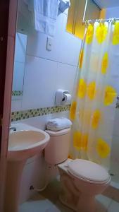 Koupelna v ubytování HOSTAL ACUARIUS PUNO