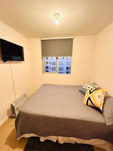una camera da letto con un letto, una TV e una finestra di Departamento a La Chimba
