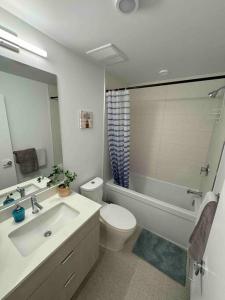 Kylpyhuone majoituspaikassa Ocean facing 1 bedroom den condo