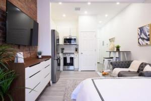 Il comprend un salon avec un canapé et une cuisine. dans l'établissement Magnificent 3 Bedroom Apt in NYC, à New York