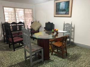 ein Esszimmer mit einem Tisch und Stühlen in der Unterkunft Hostal Los Abuelos Colombianos in Cartagena de Indias