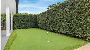 een golfbal op een putting green in een heg bij Vintage Lodge in Pokolbin
