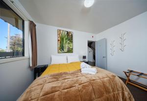 Ένα ή περισσότερα κρεβάτια σε δωμάτιο στο Revive House