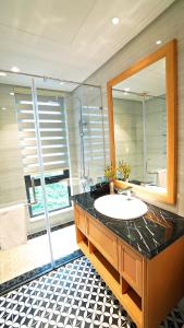 bagno con lavandino e specchio di SAIGON_AROMA_HOTEL a Hanoi