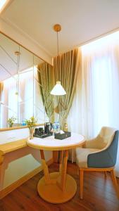 una stanza con tavolo, sedia e specchio di SAIGON_AROMA_HOTEL a Hanoi