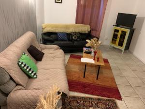 ein Wohnzimmer mit einem Sofa und einem Couchtisch in der Unterkunft Maison spacieuse et familiale in Pexonne