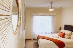 伦马克Paringa Riverside Resort的带床和窗户的卧室