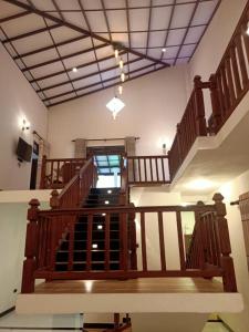 um quarto amplo com uma escada com prateleiras de vinho em Villa Serena Galle em Galle