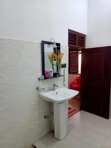 baño con lavabo blanco en una habitación en Villa Serena Galle en Galle