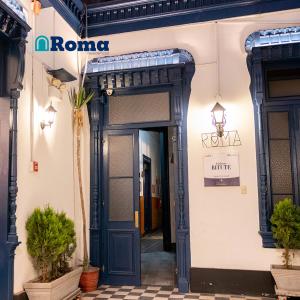 Residencial Roma Bed & Breakfast في ليما: مدخل لمبنى له باب ازرق