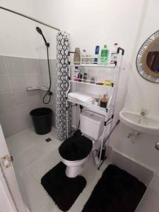 een kleine badkamer met een toilet en een wastafel bij Vacation House Tagaytay-Nasugbu in Nasugbu
