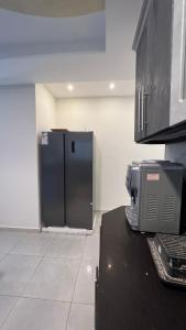eine Küche mit einem Kühlschrank aus Edelstahl in einem Zimmer in der Unterkunft Dahab villa in Al Rama