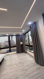 1 dormitorio con 1 cama y ventanas grandes en Dahab villa en Al Rama