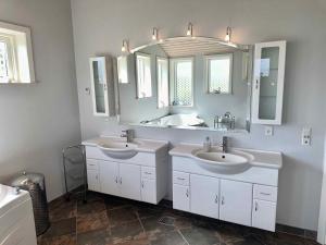 baño con 2 lavabos y espejo grande en Holiday Home With Exceptional Sea View, en Børkop