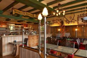 伯肯瓦爾德的住宿－狩獵莊園Spa&餐廳酒店，餐厅设有酒吧,配有桌椅