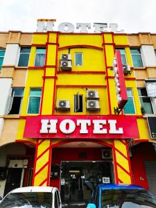 ein Hotel mit Lautsprechern auf der Vorderseite eines Gebäudes in der Unterkunft ARK HOTEL SUBANG in Shah Alam