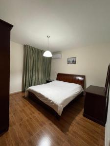 1 dormitorio con cama, mesa y ventana en فندق الفاروق, en Ash Shumaysānī