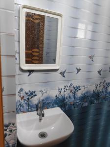 uma casa de banho com um lavatório e um espelho em Redkar Rooms Gokarna Beach front AC And Non AC Rooms em Gokarn