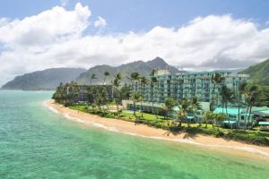 eine Luftansicht eines Resorts am Strand in der Unterkunft Luxury Beachfront with Breathtaking views & AC in Hauula