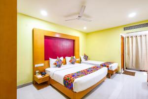 Postel nebo postele na pokoji v ubytování Fabhotel Prime Mahalaya Residency - Nr Pallavaram Railway Station