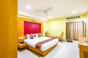 Postel nebo postele na pokoji v ubytování Fabhotel Prime Mahalaya Residency - Nr Pallavaram Railway Station