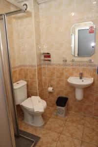 uma casa de banho com um WC e um lavatório em The Time Hotel Adana em Seyhan