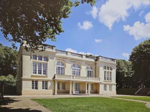 duży biały dom z dużym dziedzińcem w obiekcie Belle maison dans domaine d'exception w mieście Saint Gatien des Bois