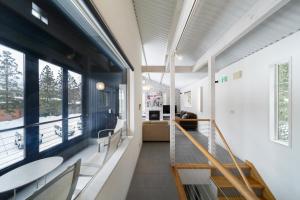 un corridoio di un edificio con tavoli e finestre di Powdersuites by The Hakuba Collection a Hakuba