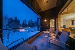 einen Balkon mit Poolblick in der Unterkunft Powdersuites by The Hakuba Collection in Hakuba