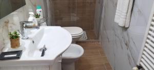 マツァーラ・デル・ヴァッロにあるResidenza da Ninoのバスルーム(白い洗面台、トイレ付)
