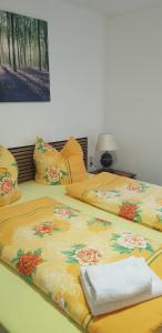 two beds sitting next to each other in a room at Pension Rudolph Riesa in Riesa