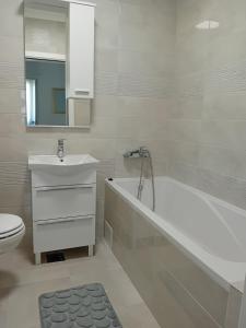 y baño con bañera, aseo y lavamanos. en Kalista, en Osijek