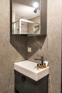 een badkamer met een witte wastafel en een spiegel bij Sayeban Gold Hotel in Istanbul