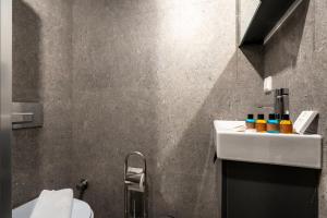 y baño con lavabo y aseo. en Sayeban Gold Hotel en Estambul