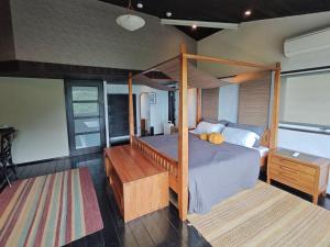 um quarto com uma cama de dossel com uma estrutura em madeira em 金石新月光 em Jiufen