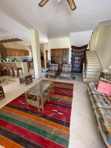 a living room with a coffee table and a rug at فيلا دوبلكس مع حديقة وشواية in El-Tor
