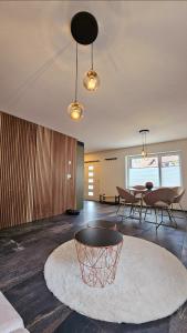 una sala de estar con un aro de baloncesto y una mesa en GP Luxury Apartment en Schönenwerd